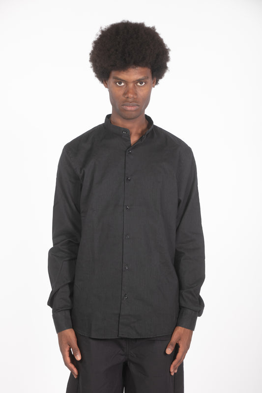 Camicia con colletto a fascetta nera