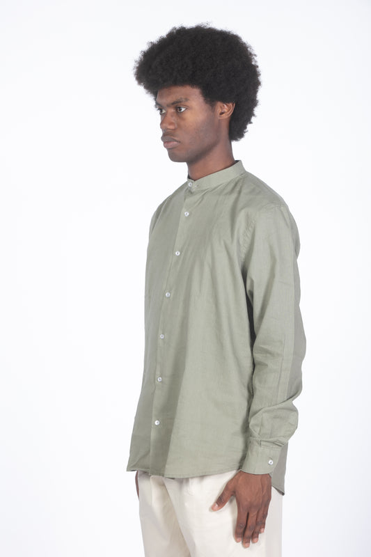 Camicia con colletto a fascetta verde militare