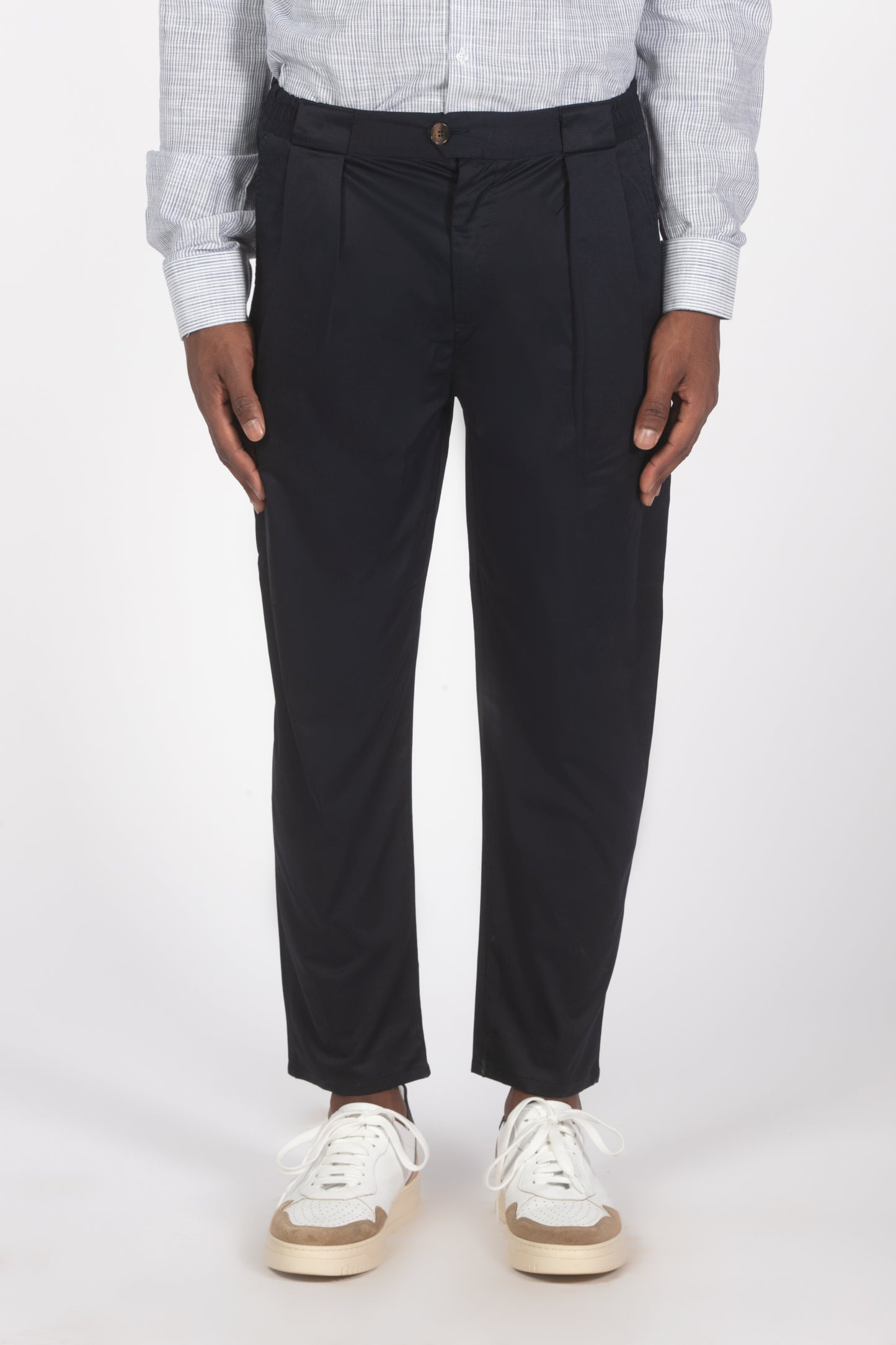 Pantalone con pieghe blu