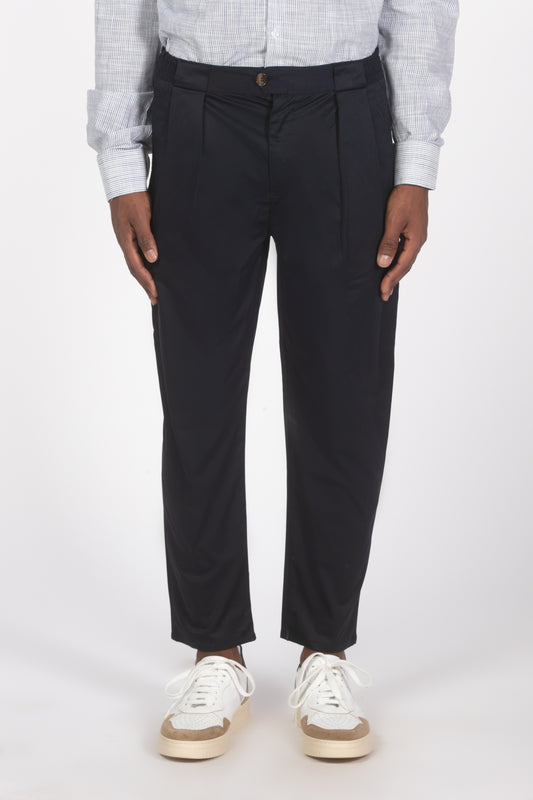 Pantalone con pieghe blu