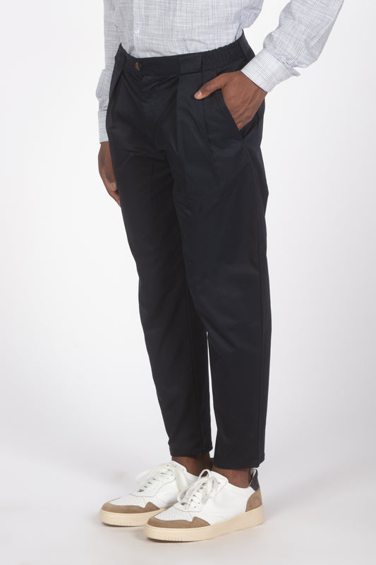 Pantalone con pieghe blu