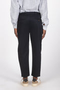 Pantalone con pieghe blu