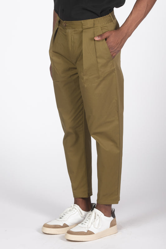 Pantalone con pieghe verde