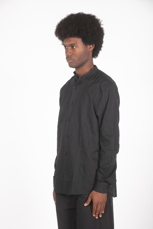 Camicia con colletto a fascetta nera